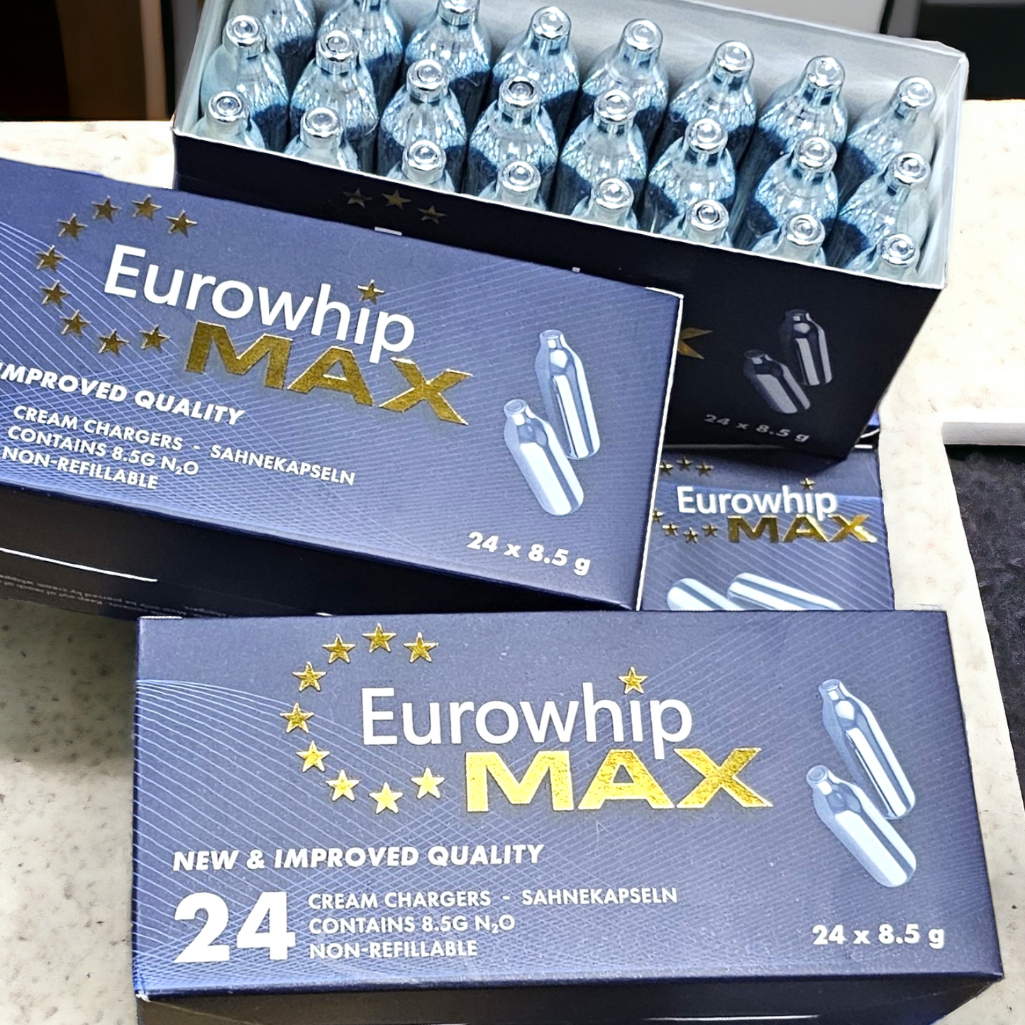480 st lustgas patroner 20x24-pack eurowhip Max. The Cream chargers are placed on a kitchen table of marble.