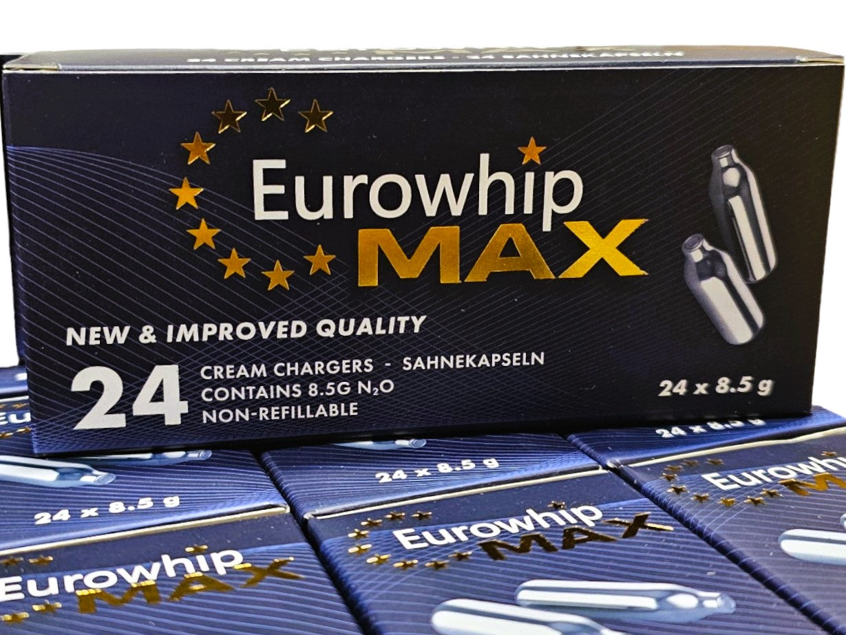 Eurowhip MAX 8.5 gram gräddpatroner i 24-pack, nödvändiga för modern bakning och desserttillverkning. Våra nya förpackning med 24 Eurowhip MAX 8.5g gräddpatroner, idealisk för professionella kök och hemmabruk. De nya lustgaspatroner er designade för jämn prestanda i gräddsifoner.